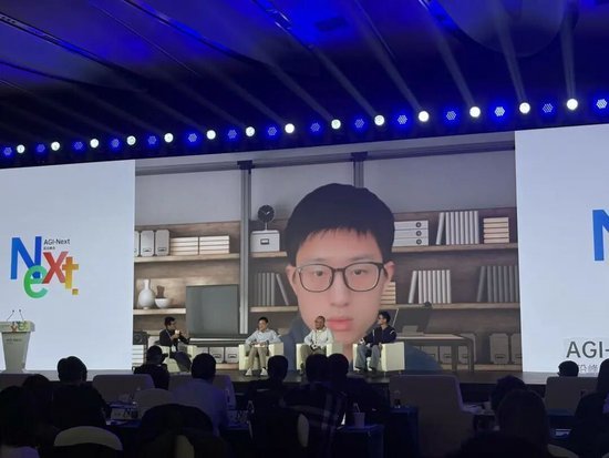北京:姚顺雨“露脸”,和唐杰杨植麟探讨AGI之路 清华论剑共话未来