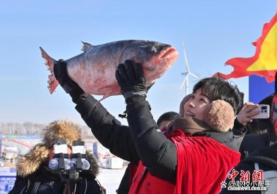 东北大爷零下20℃抢头网鱼