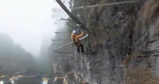 贵州猴耳天坑滑道 真人版神庙逃亡引发热议