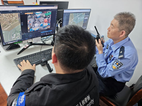 上海水警立体护航北外滩滨江大客流