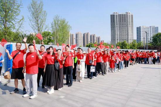 成都蓉城主场比赛请建设者看球 致敬城市守护者