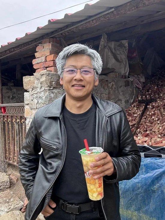 黄仁勋模仿者走红：现在很害怕