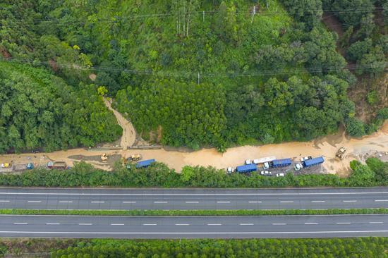广西强降雨持续 抢险进行中 全力保障道路畅通
