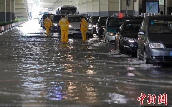 上海变海上 暴雨中的默默守护者