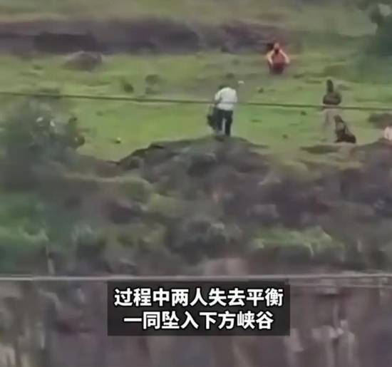 印度1家3口坠崖前母亲曾哭求愿离婚 iPhone分期付款引发悲剧