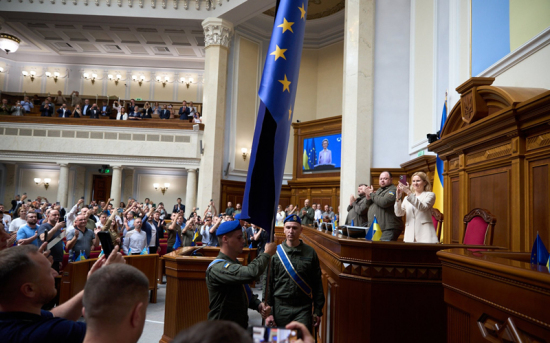 乌克兰把欧盟旗摆到了最高拉达