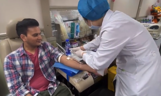 印度人在中国献血，印度网友破防：还有礼物送？中国福利这么好？