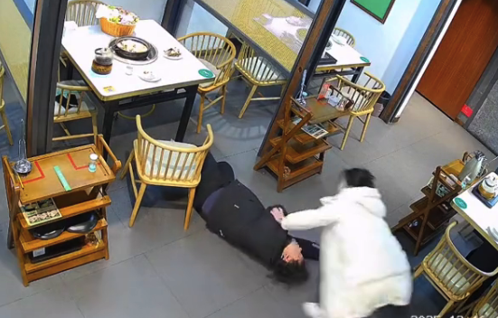 男子吃见手青低血糖昏倒吓坏老板 网友：老板此刻心里害怕极了