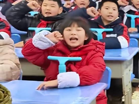 老师带全班宣誓:寒假回家 不气爸妈 童声嘹亮假期承诺