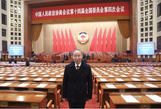 龙宇翔参加全国政协十四届四次会议开幕式