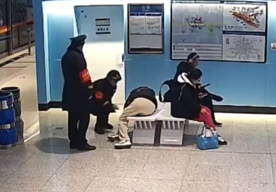 我帮您把手机放包里!女子晕倒民警一个多余动作获怒赞