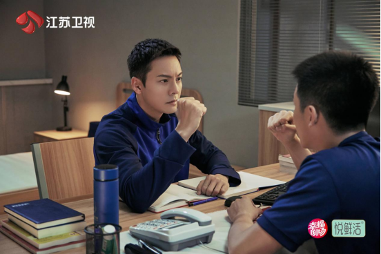 陈伟霆机场路透：黑白条纹开衫造型 时髦帅气型男魅力十足