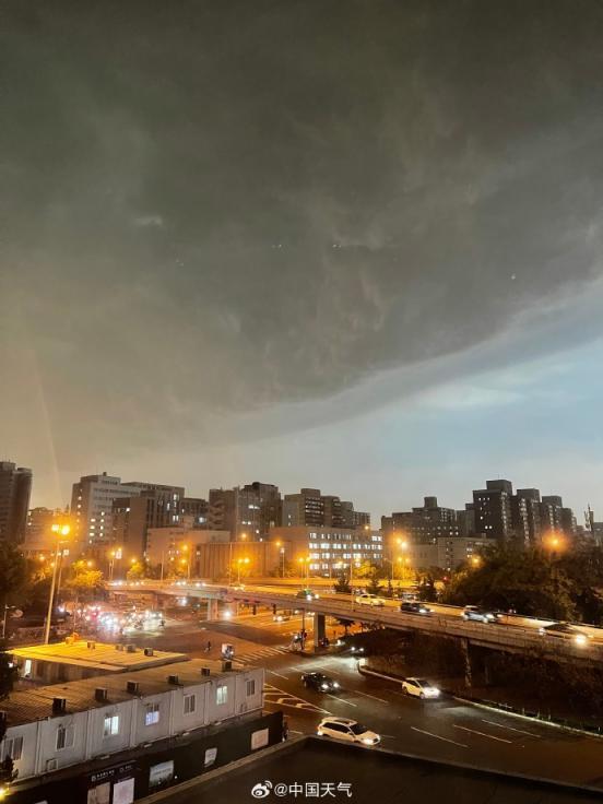 北京出现壮观弧状云 预示强降雨将至