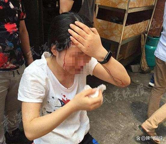 女子景区漂流被砸伤头部 熊孩子扔石引发热议