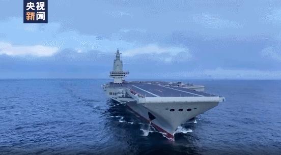 福建舰入列纪念海报 劈波斩浪逐梦深蓝