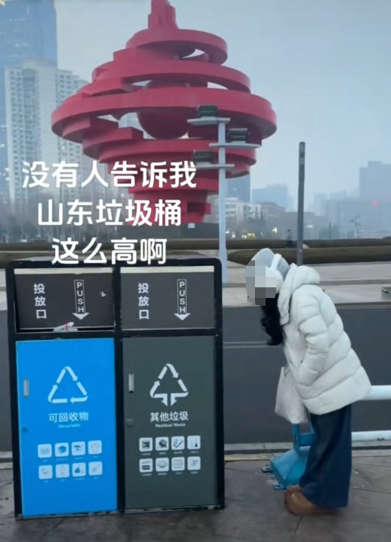 青岛“大高个垃圾桶”比人还高 网友纷纷合影留念