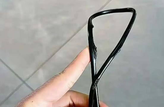 女孩玩拼豆烧伤 妈妈：这是隐形炸弹 安全隐患需警惕