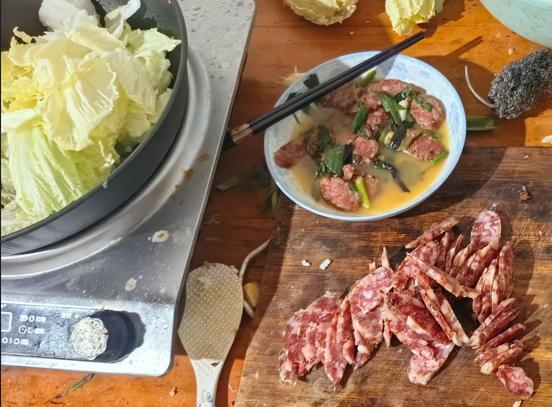 男子偷走20斤香肠被抓时还没下锅 贪小利终被捉