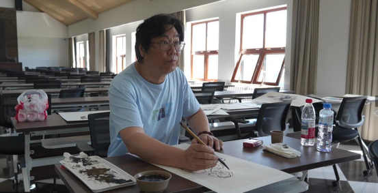 “走遍中国”:以画笔镌刻恩和小镇的独特诗韵