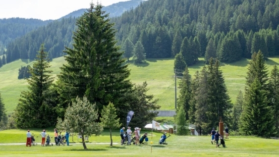 天珺表绽放高雅活力，瑞士慈善高尔夫完美落幕！