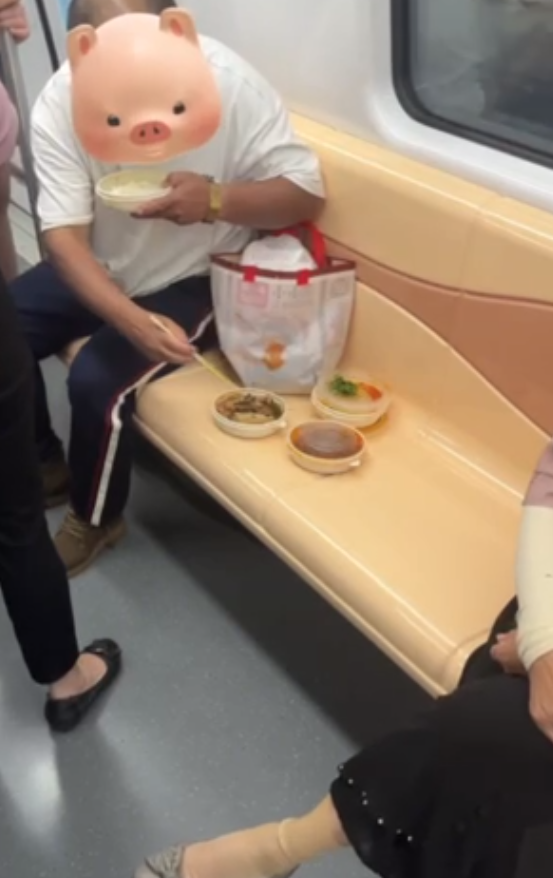 大爷在地铁上占座吃饭 网友：“地铁上什么时候可以光明正大的吃饭了？”