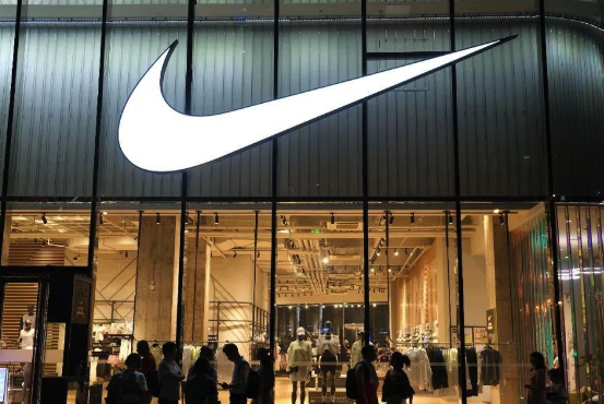 好飒的酷妞儿!阿娇露肩皮裙身材婀娜香肩诱人_娱乐频道_中华网