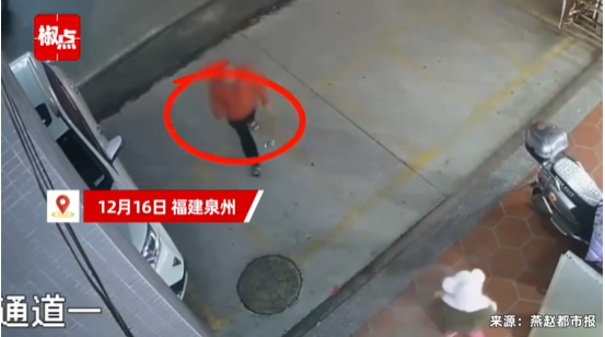女孩门口玩险遭人捂嘴带走 监控曝光