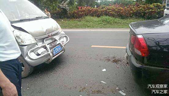 小車遇事故緊急剎車遭追尾