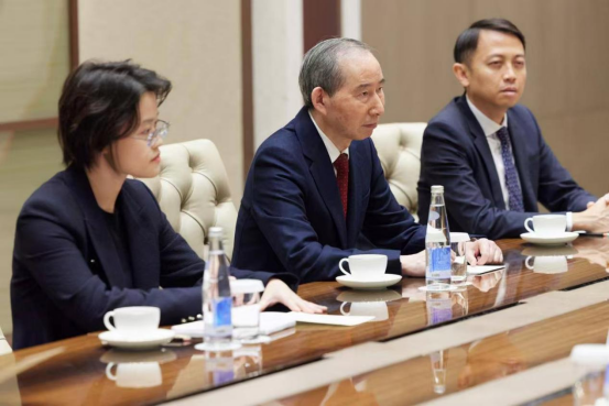 龙宇翔与乌兹别克斯坦共和国总统办公厅主任赛义达·米尔济约耶娃亲切会见