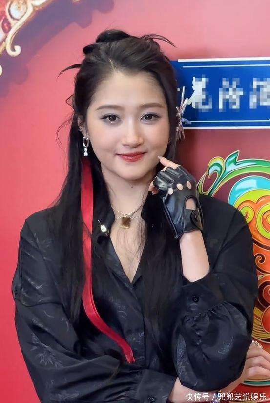 关晓彤金靖王玉雯各美各的 春晚造型引热议