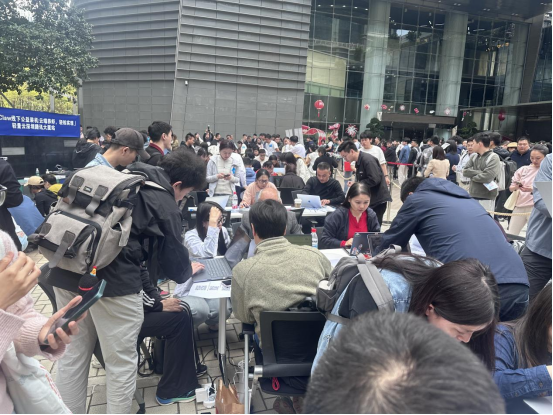 腾讯大厦门口排队“养虾”成风景 AI热潮席卷各界