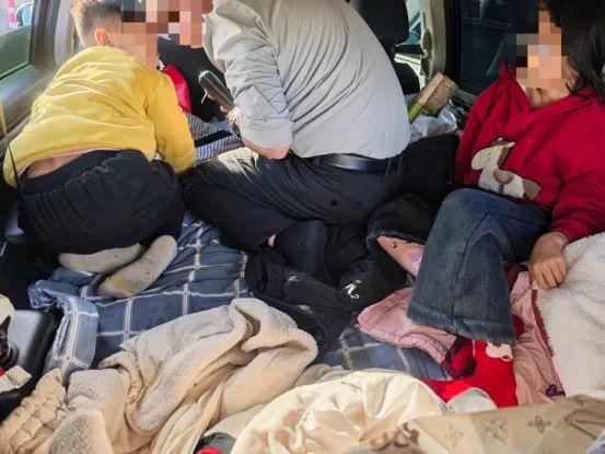 行驶中 后排座椅放倒当床睡违法吗 安全带与法律风险需知
