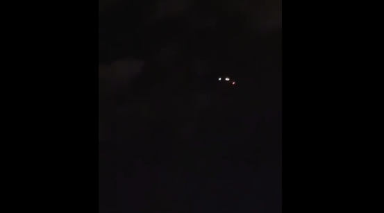 德黑兰夜空现不明飞行物，多段视频流传引发猜测