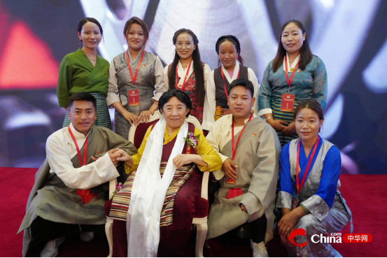 西藏村居两委基层干部见证《唱支山歌给党听——才旦卓玛艺术人生》纪录片开机