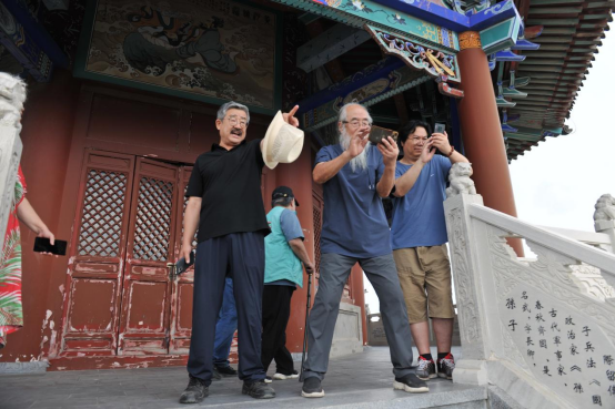 “走遍中国”:黄河湾畔寻真意,写生正得天地心