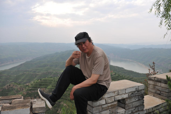 “走遍中国”:黄河湾畔寻真意,写生正得天地心