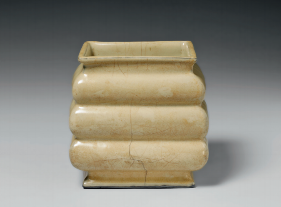 青瓷三登方壺，現藏台北故宮博物院