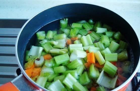 芹菜胡萝卜炒腊肠，10分钟出锅，香到家人抢光盘子！
