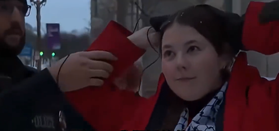 在对美国政府说出这句话后,22岁的她被警察抓走了……