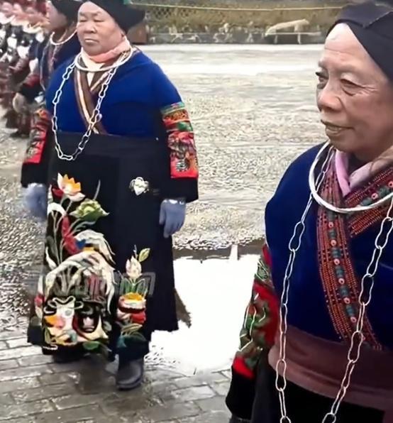 男子驱车看苗寨小姐姐发现全是阿姨 景区回应