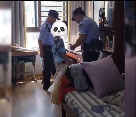 不满家庭作业太多，小男孩报警诉苦