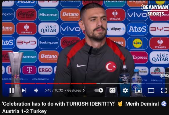 土耳其球迷对欧足联不满！缘起球员争议手势调查