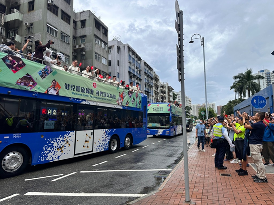 中国香港代表团奥运健儿坐巴士巡游 市民同庆历史佳绩