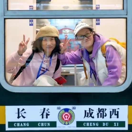 火車上可以吃自助了 銀發(fā)旅游新體驗