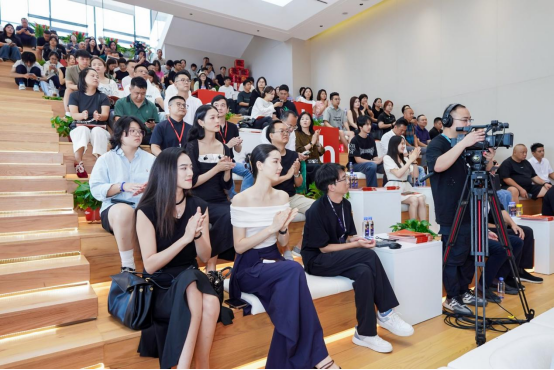 四省一市行業(yè)協(xié)會(huì)與藝秀小鎮(zhèn)簽署戰(zhàn)略合作協(xié)議 區(qū)域聯(lián)動(dòng)激活中原時(shí)尚新引擎