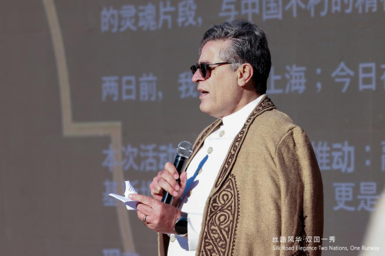 首届中巴时装秀在北京八达岭长城隆重举办