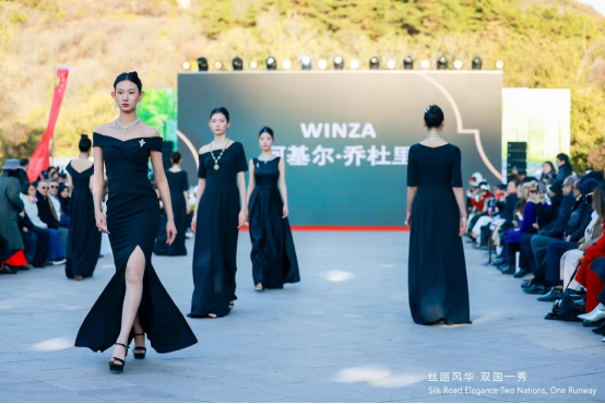 首届中巴时装秀在北京八达岭长城隆重举办