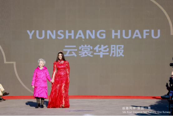 首届中巴时装秀在北京八达岭长城隆重举办