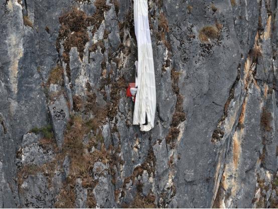 游客发现翼装飞行者被挂崖壁报警 多方联合展开紧急救援