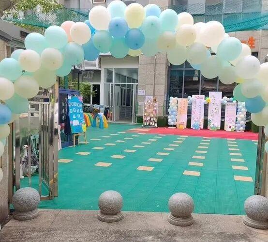 幼儿园毕业典礼卖门票1大1小150元 家长质疑收费合理性